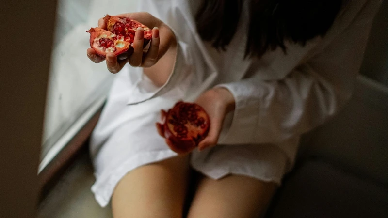 Phụ nữ trưởng thành chỉ nên dùng 1 đến 2 quả lựu mỗi ngày