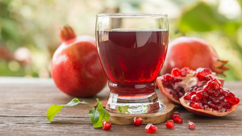 Bạn có thể ăn trực tiếp hạt lựu hoặc dùng nước ép lựu pha cùng sữa chua để dễ uống hơn