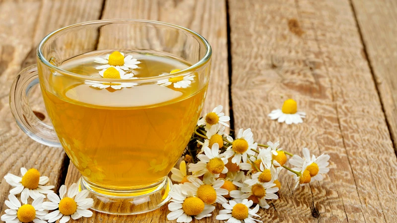 Nên uống trà hoa cúc trước khi đi ngủ khoảng 30 phút