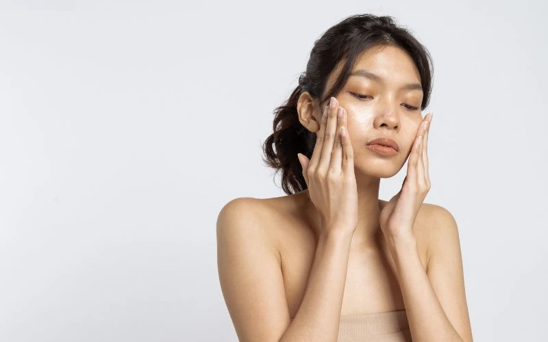 Dùng dầu oliu có thể giúp da mềm mịn, cấp ẩm cho da