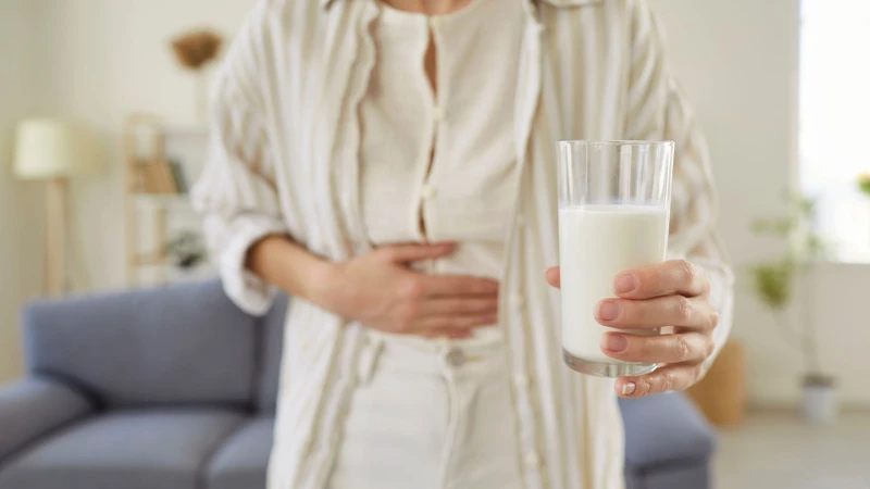 Một tác hại của sữa tươi không đường đó là gây đầy bụng, khó tiêu