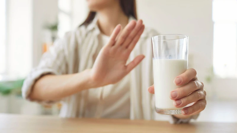 Cơ thể thiếu hoặc giảm khả năng sản xuất enzyme lactase khiến lactose trong sữa không được tiêu hóa hoàn toàn