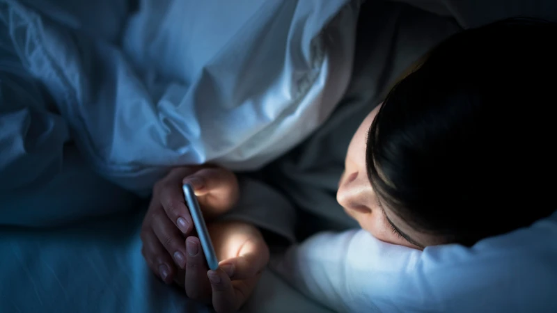 Ánh sáng xanh từ điện thoại là nguyên nhân gây rối loạn giấc ngủ khi thức khuya