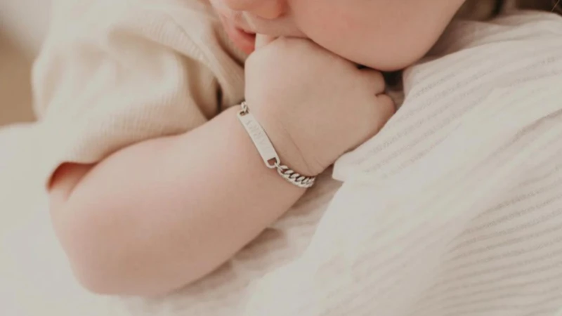 Tác hại của việc đeo vòng bạc với trẻ em là vấn đề được nhiều cha mẹ quan tâm
