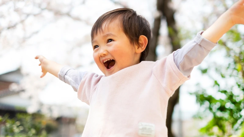 Cha mẹ cần cân nhắc độ tuổi và khả năng sử dụng an toàn trước khi cho trẻ đeo vòng bạc