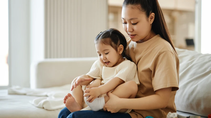 Cha mẹ cần giám sát trẻ, không để trẻ ngậm, cắn hoặc chơi một mình với đồ bạc