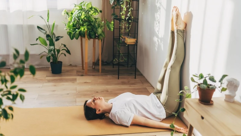 Hít thở đều, thả lỏng cơ thể và không cố ép chân giúp thực hiện tư thế an toàn, thoải mái hơn