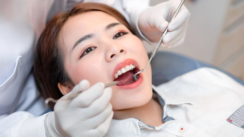 Thăm khám nha khoa giúp đánh giá tình trạng răng, nướu và vùng hàm sau khi mất răng