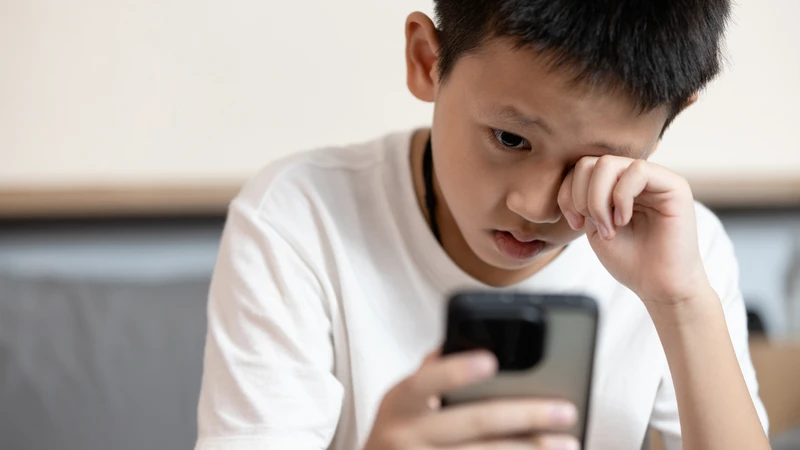 Chứng nghiện điện thoại ở giới trẻ ngày nay ảnh hưởng đến sức khỏe và sự phát triển của trẻ