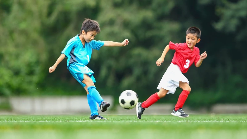 Khuyến khích trẻ tăng cường vận động và hoạt động ngoài trời như chơi bóng đá