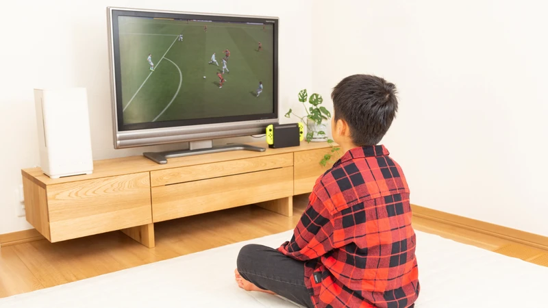Tác hại của xem tivi đối với trẻ em là vấn đề được nhiều bậc phụ huynh quan tâm