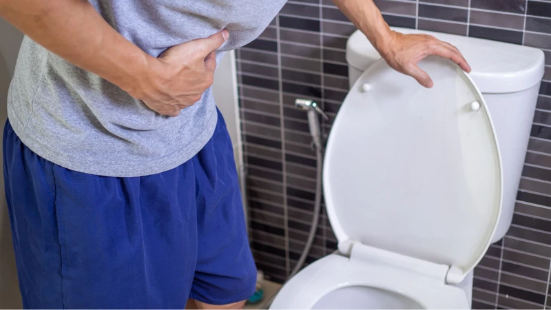 Táo bón lâu ngày có nguy cơ gây tắc nghẽn niệu quản