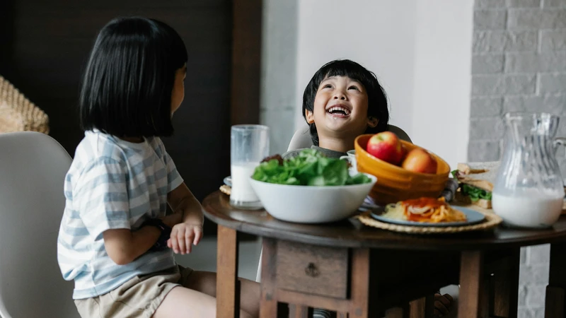 Trẻ nhỏ cần thực phẩm mềm, dễ tiêu hóa, nhiều năng lượng, protein, canxi, sắt và vitamin