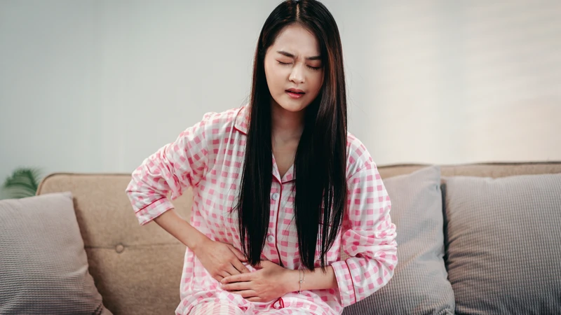 Nên đi khám nếu kinh nguyệt ra ít đi kèm với các triệu chứng khác như đau bụng dưới dữ dội