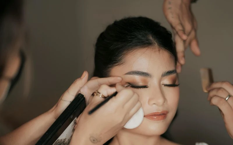 Hạn chế sử dụng mỹ phẩm trang điểm mắt không rõ nguồn gốc để phòng các vấn đề về mắt