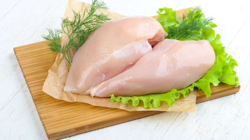 Khi cơ thể đã ăn uống bình thường có thể thử ăn thịt gà trở lại và nên bắt đầu với ức gà nạc, bỏ da, chế biến đơn giản