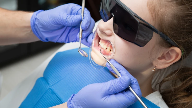 Đưa trẻ đi khám nha sĩ kịp thời để tránh các vấn đề răng miệng sau này