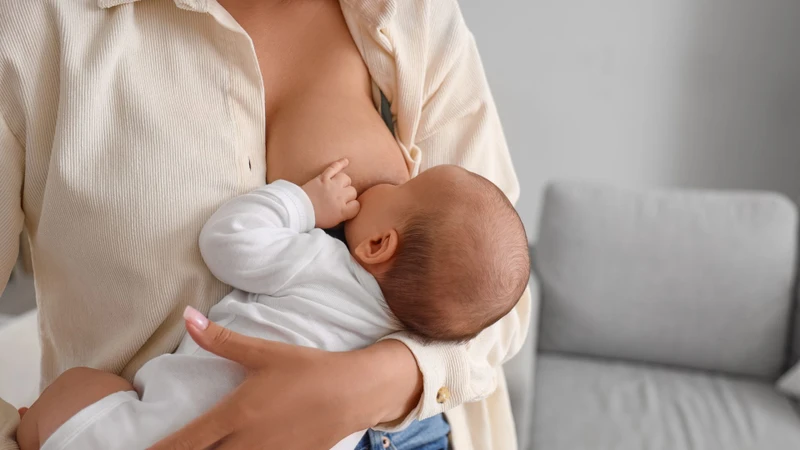 Mẹ cho con bú trực tiếp sẽ hỗ trợ giảm mỡ bụng hiệu quả