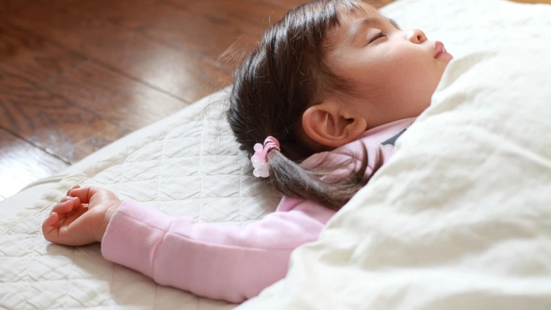 Tại sao trẻ 2 tuổi ngủ đêm hay lăn lộn? Nguyên nhân và cách khắc phục 1