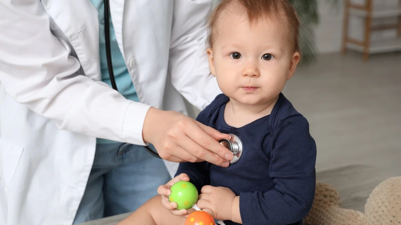 Trẻ ho trên 4 tuần, ho tái diễn hoặc không cải thiện nên được thăm khám bác sĩ