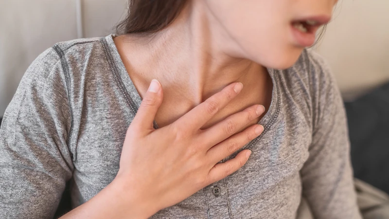 Nên đi khám bác sĩ ngay nếu tình trạng chảy máu giữa chu kỳ kinh đi kèm khó thở