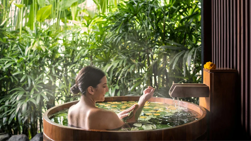 Tắm nước nóng bị ngứa là do đâu? Tắm nước quá nóng làm da mất ẩm và dầu tự nhiên, gây khô rát và ngứa