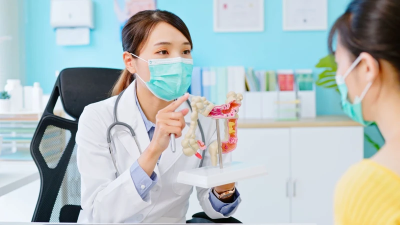 Bác sĩ đánh giá yếu tố nguy cơ để lựa chọn thời điểm tầm soát phù hợp.