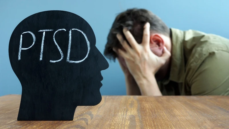 Người mắc rối loạn căng thẳng sau sang chấn (PTSD) có thể sử dụng rượu hoặc các chất gây nghiện