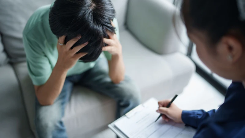 Bác sĩ sẽ tìm hiểu bệnh sử chi tiết nhằm nhận diện những yếu tố có thể liên quan đến tình trạng đồng mắc