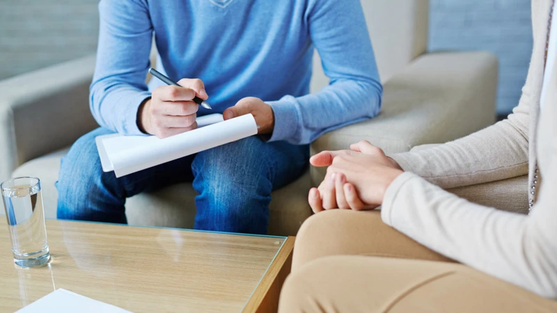 Việc điều trị thường kết hợp nhiều phương pháp như sử dụng thuốc, liệu pháp tâm lý, phục hồi chức năng...