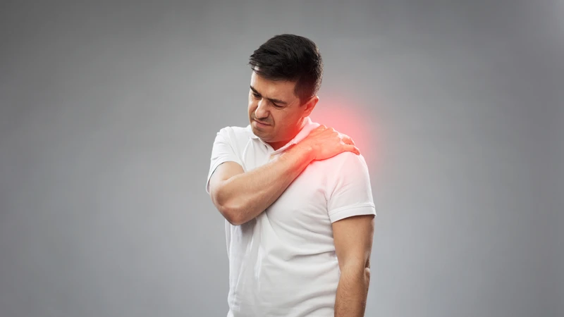 Đau và cứng vai có thể làm giảm biên độ vận động