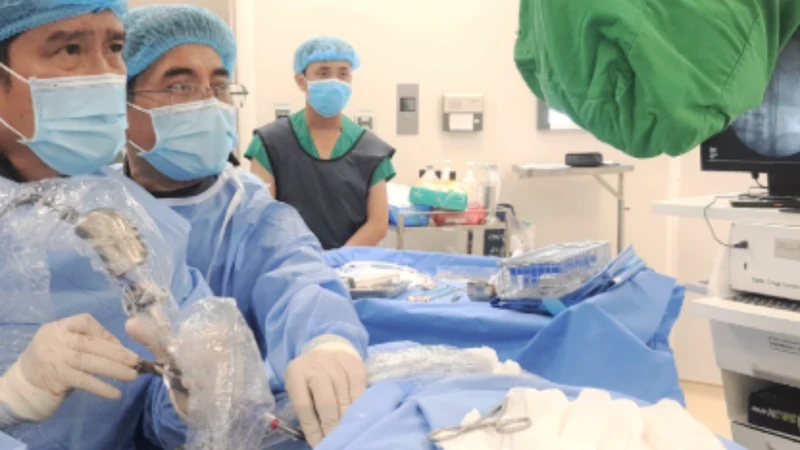 Quy trình tán sỏi được thực hiện dưới sự giám sát chặt chẽ của đội ngũ y bác sĩ