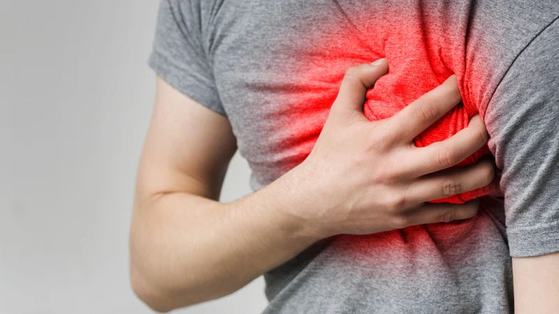 Đau thắt ngực là một biến chứng nguy hiểm của cholesterol cao