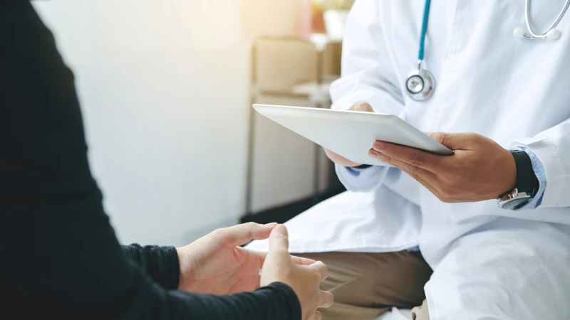 Bác sĩ tư vấn phác đồ điều trị cho bệnh nhân tăng cholesterol máu đơn thuần