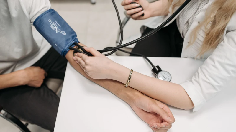Bác sĩ sẽ đo huyết áp để chẩn đoán tăng huyết áp