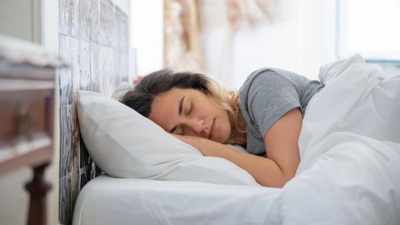 Người bệnh nên ngủ đủ và áp dụng các biện pháp thư giãn tinh thần để bảo vệ sức khỏe tim mạch