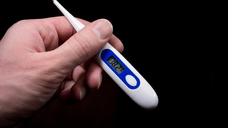 Mẹ bầu cần đặc biệt cảnh giác khi sốt 38 độ trở lên và kéo dài, đặc biệt nếu tình trạng này xảy ra trong 3 tháng đầu thai kỳ
