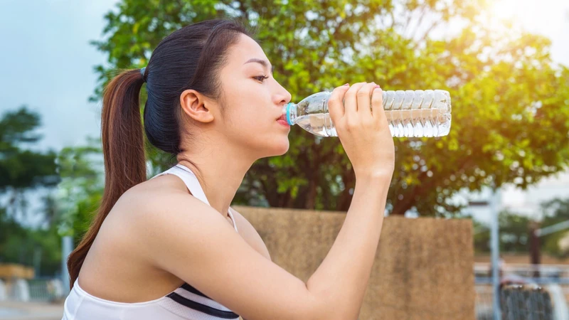 Uống đủ nước giúp cơ thể trao đổi chất tốt hơn, đào thải chất thải chuyển hóa nhanh hơn