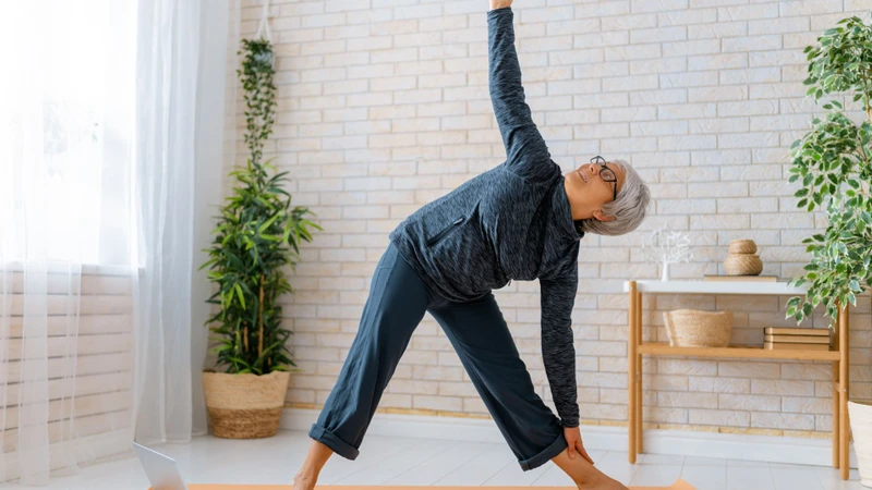 Bạn nên khởi động kỹ trước khi thực hiện các động tác yoga sâu hơn