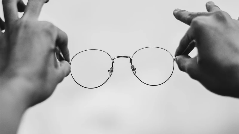 Kính mắt điều chỉnh tiêu điểm của tia sáng hội tụ chính xác lên võng mạc giúp mắt nhìn rõ hơn