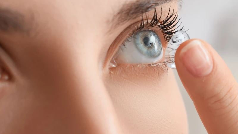 Đeo kính áp tròng là một lựa chọn ưu tiên cho người bị tật khúc xạ vì nó giúp tăng tính linh hoạt và thẩm mỹ