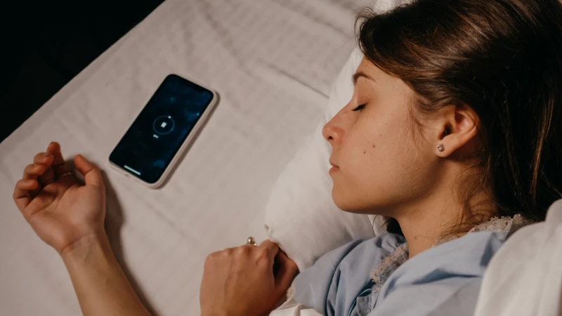Tắt sóng điện thoại khi ngủ giúp tạo môi trường nghỉ ngơi yên tĩnh hơn