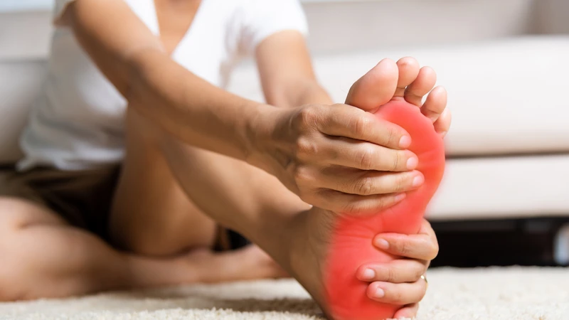 Tê yếu cơ một bên chân, dấu hiệu cảnh báo chèn ép dây thần kinh tọa