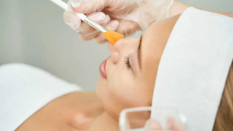 Trong một số trường hợp, bạn có thể thử sản phẩm trực tiếp trên một vùng da nhỏ trên mặt để đánh giá phản ứng thực tế