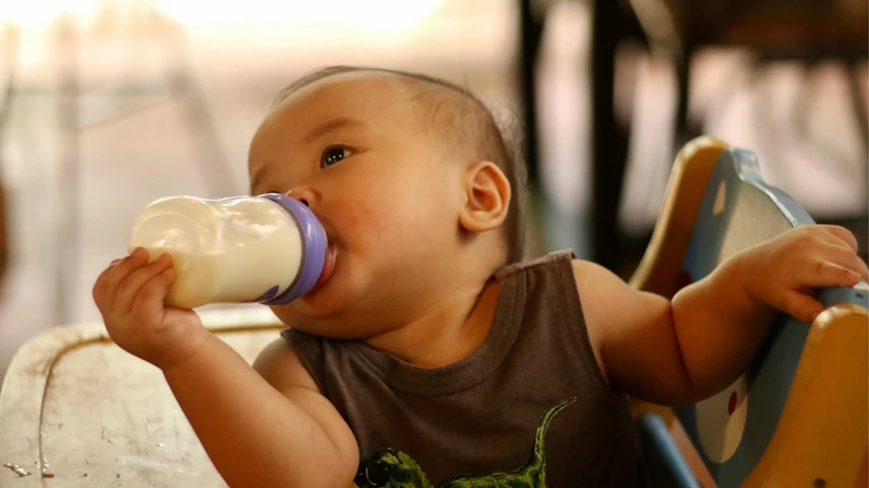 Đảm bảo trẻ được bú mẹ hoặc uống đủ nước sau tiêm, đồng thời theo dõi sức khỏe thường xuyên