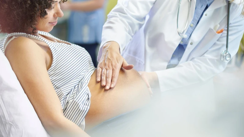 Mẹ bầu khám thai và theo dõi sức khỏe định kỳ