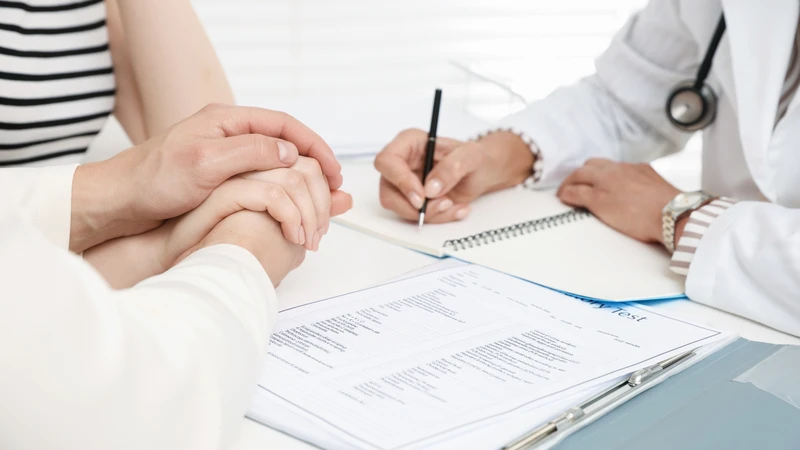 Bác sĩ sẽ dựa trên nhiều yếu tố để quyết định thai lưu 7 tuần nên hút hay uống thuốc