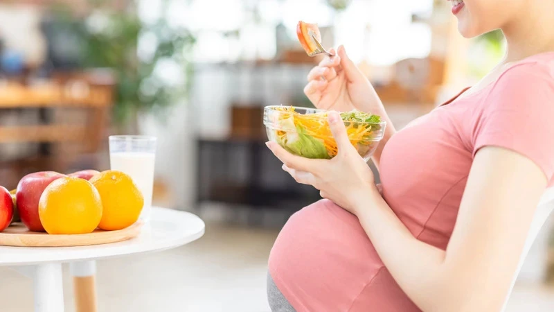 Thai nhi có thể đạp nhiều hơn sau khi mẹ ăn