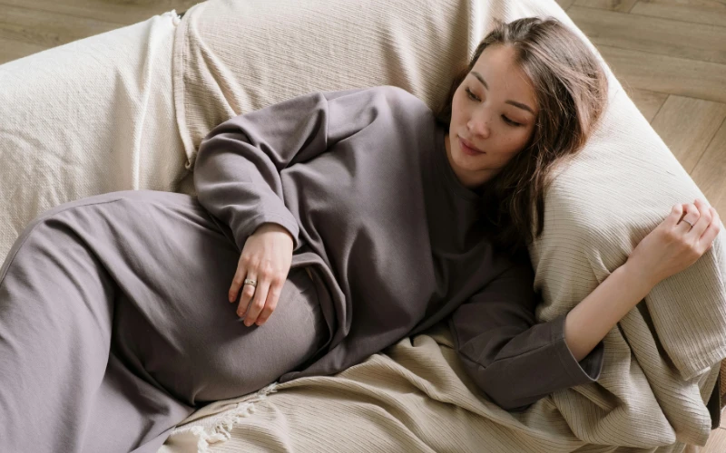Đa số trường hợp thai đạp nhiều do sinh lý nên bà mẹ có thể nằm nghiêng nghỉ ngơi để đỡ mệt hơn