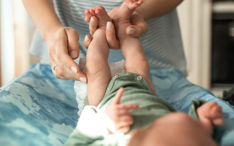 Trẻ đi lỏng nhiều lần gây mất nước có thể xuất hiện quầng thâm đen dưới mắt